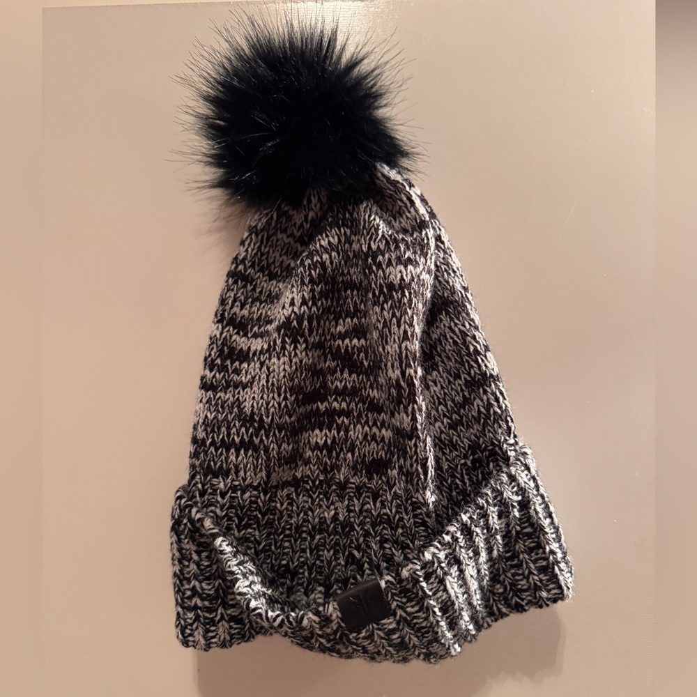 Frye black white knit beanie hat pom-pom‎ leather logo tag NEW Women’s marled